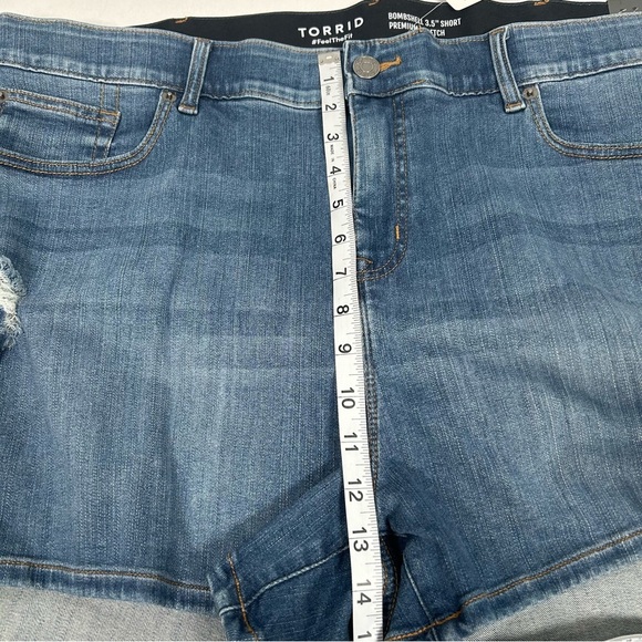 Torrid 3.5” Bombshell Premium Stretch High-Rise Jean Short NWT - Picture 13 of 14